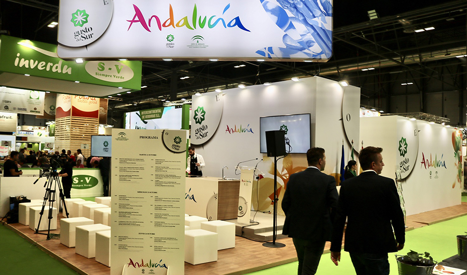 
			      Expositor en la feria Fruit Attraction.			    
			  