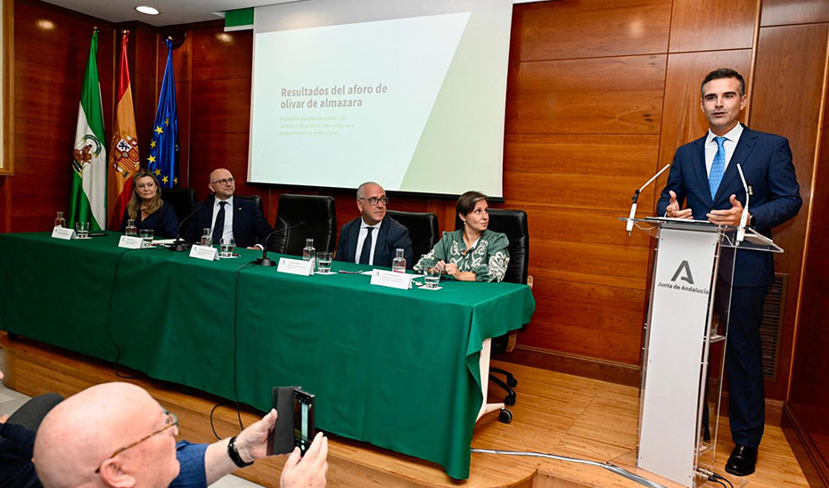 
			      El consejero de Agricultura, Ramón Fernández-Pacheco, preside el aforo de producción del olivar.			    
			  